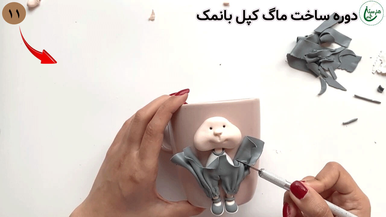 آموزش تزیین ماگ طرح دختر کپل با نمک مرحله ساخت لباش شلوار عروسک