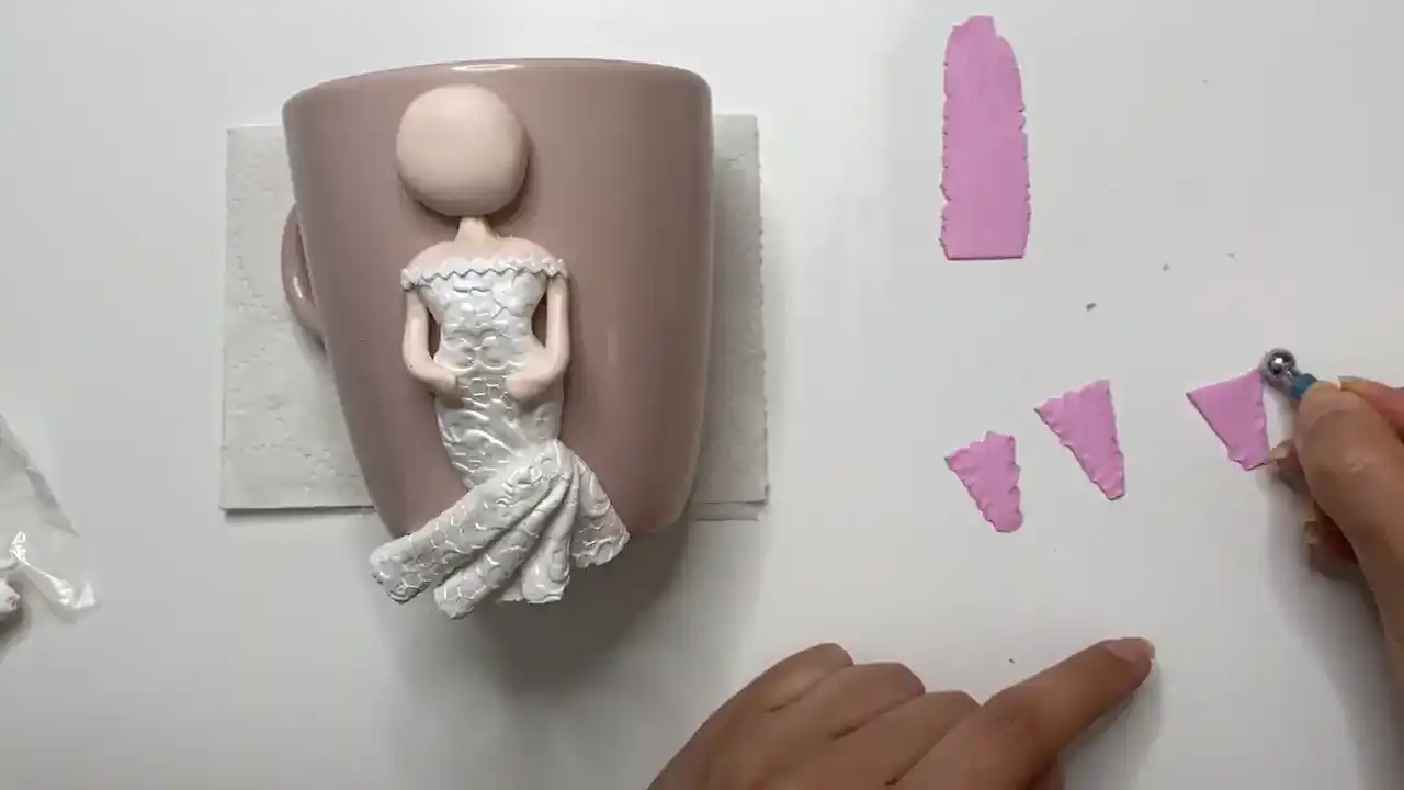 مرحله ساخت ماگ عروس مرحله دسته گل عروسک