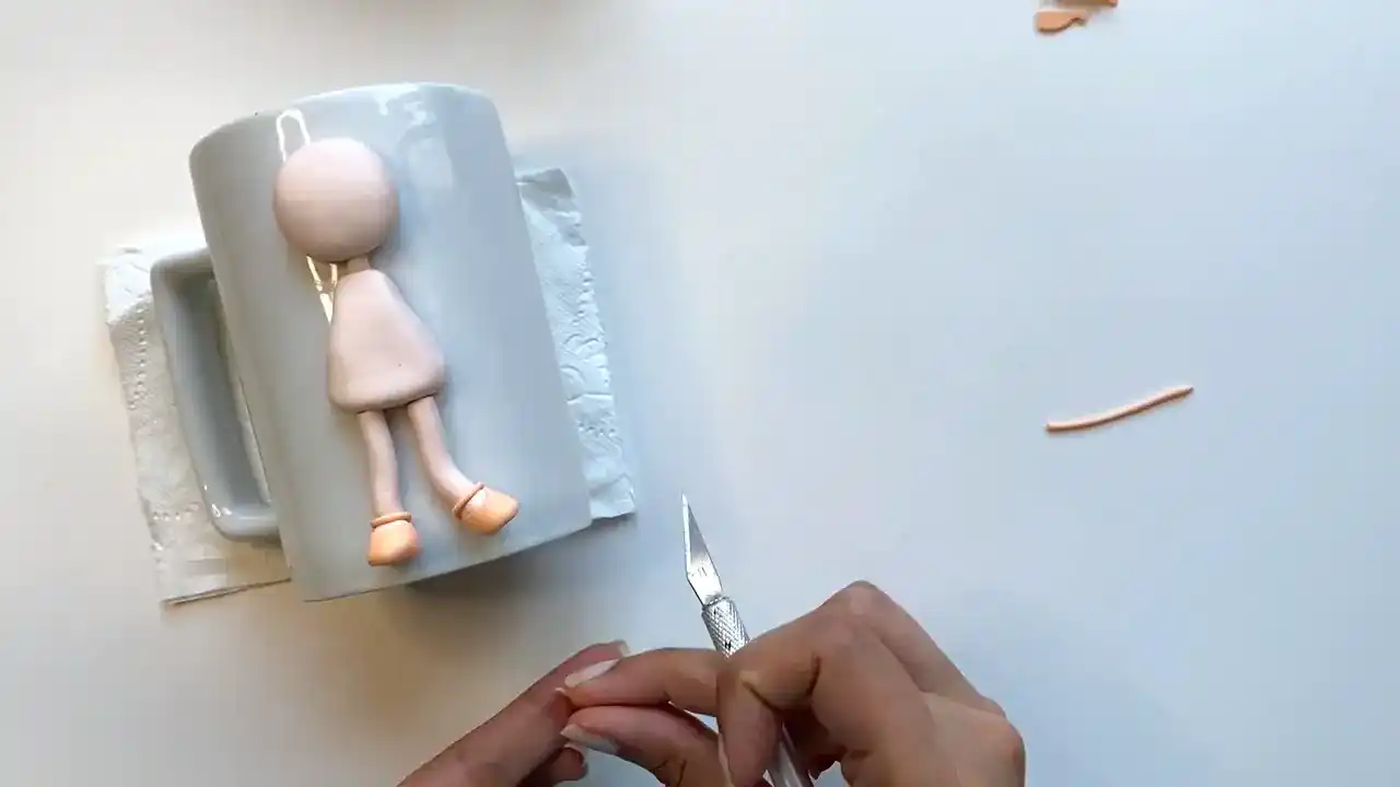 آموزش ساخت ماگ دختر نارنجی مرحله ساخت کفش  عروسک