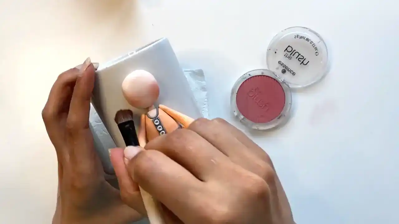 آموزش ساخت ماگ دختر نارنجی مرحله ساخت اجزای صورت عروسک عروسک