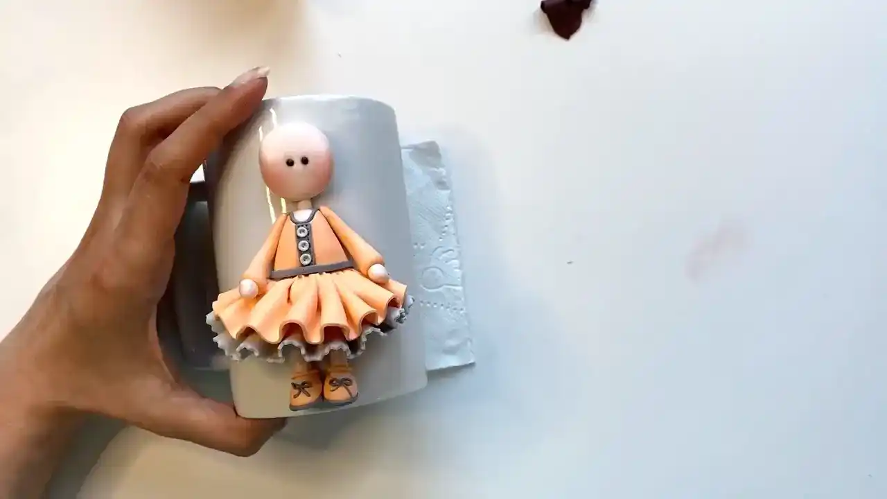 آموزش ساخت ماگ دختر نارنجی مرحله ساخت اجزای صورت عروسک  عروسک