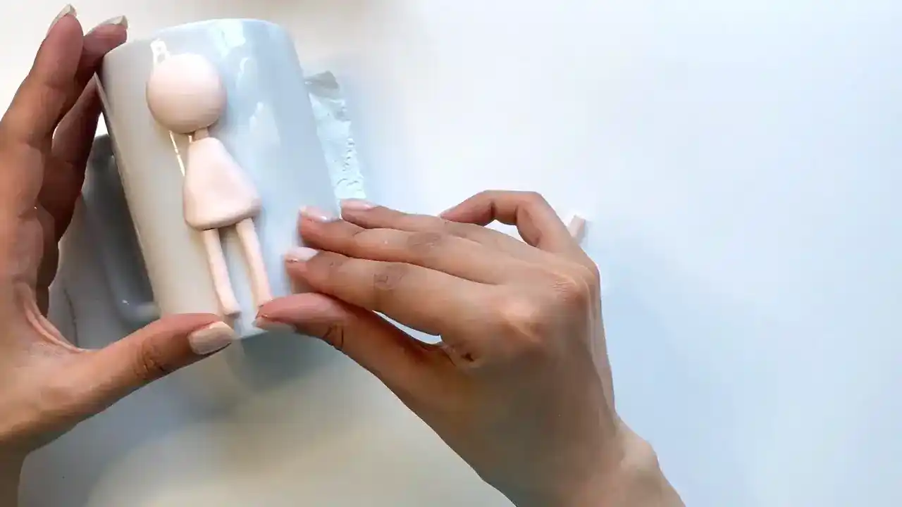 آموزش ساخت ماگ دختر نارنجی مرحله ساخت پاهای عروسک
