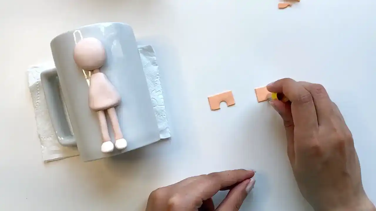 آموزش ساخت ماگ دختر نارنجی مرحله ساخت کفش عروسک
