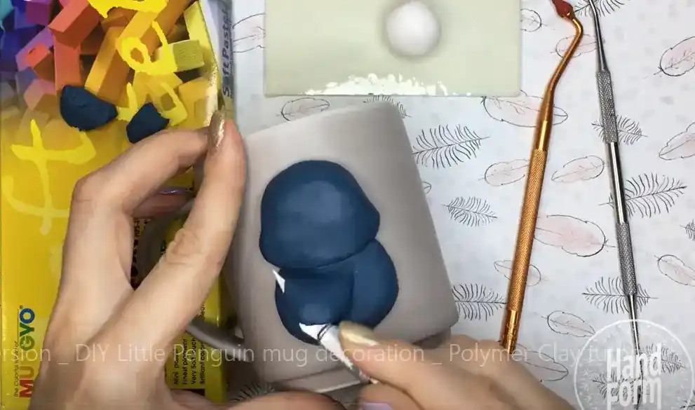 اموزش ساخت ماگ پنگوئن مرحله ساخت بدن عروسک 