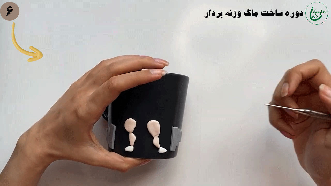 تزیین لیوان ماگ با خمیر طرح وزنه بردار مرحله ساخت ورنه