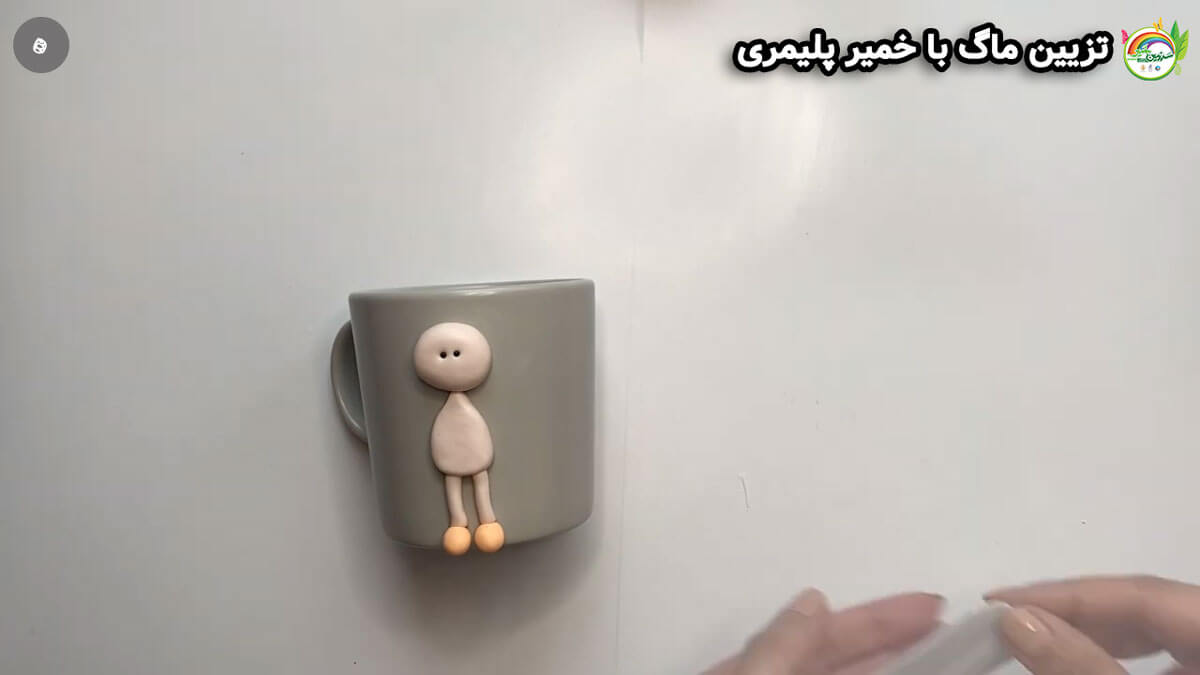 آموزش تزیین ماگ طرح دختر لباس نارنجی مرحله ساخت کفش عروسک